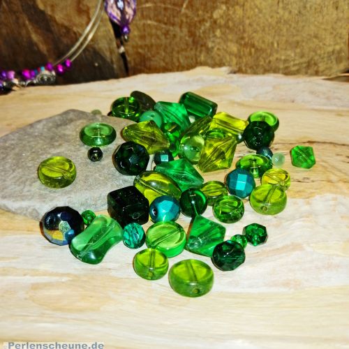 50 g böhmische Glasperlen als Mix in grün