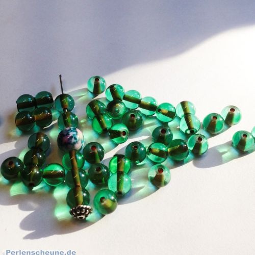 50 Glasperlen Kugelform 6 mm grün mit Innenperle