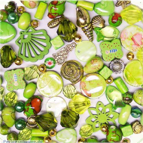 über 100 Perlen Perlenmischung grüntönig 80g Materialmix 6 -30 mm