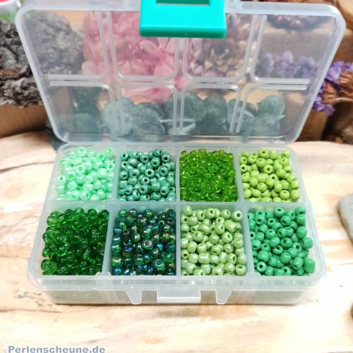 225 g Box mit 1900 Glasperlen Rocailles grüntöniger Mix 3-4 mm