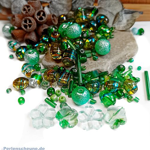 30 g böhmische Glasperlen als Mix in grüntönig