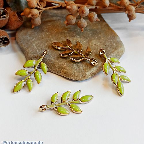 1 Charm Kettenanhänger Ohranhänger Blätter Emaille goldfarben grün 24 mm
