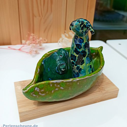 Keramikfiguren im Boot handmade glasiert grün