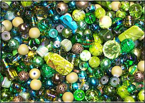 80 g Perlenset mit über 100 Perlen smaragdgrün Perlenmix 6 - 30 mm